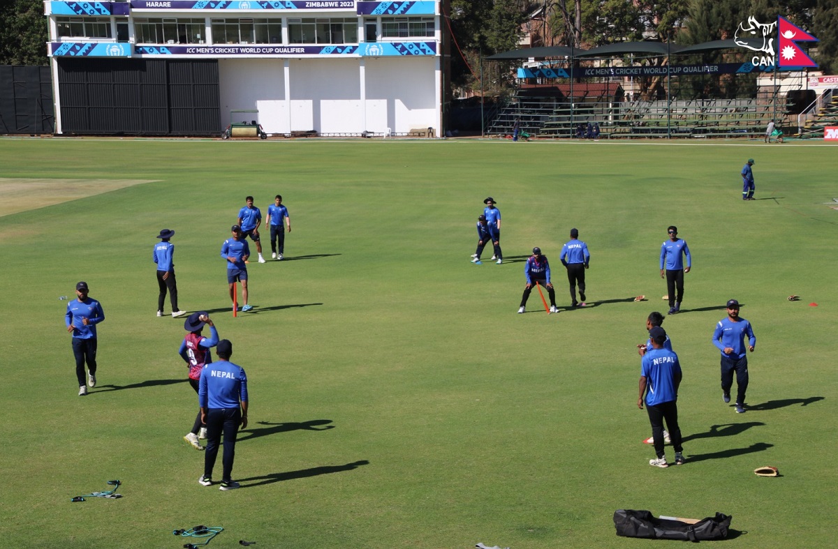 टस हारेको नेपाल जिम्बाबेविरुद्ध ब्याटिङ क्रिजमा 